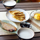 煎了条偏口鱼，打了绿豆薏米燕麦花生米糊，胡萝卜擦丝加面粉和鸡蛋调味煎成饼，一碟酱菜，水果有好吃的糯米糍和芒果。