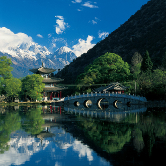 中国云南丽江玉龙雪山前的黑龙潭公园